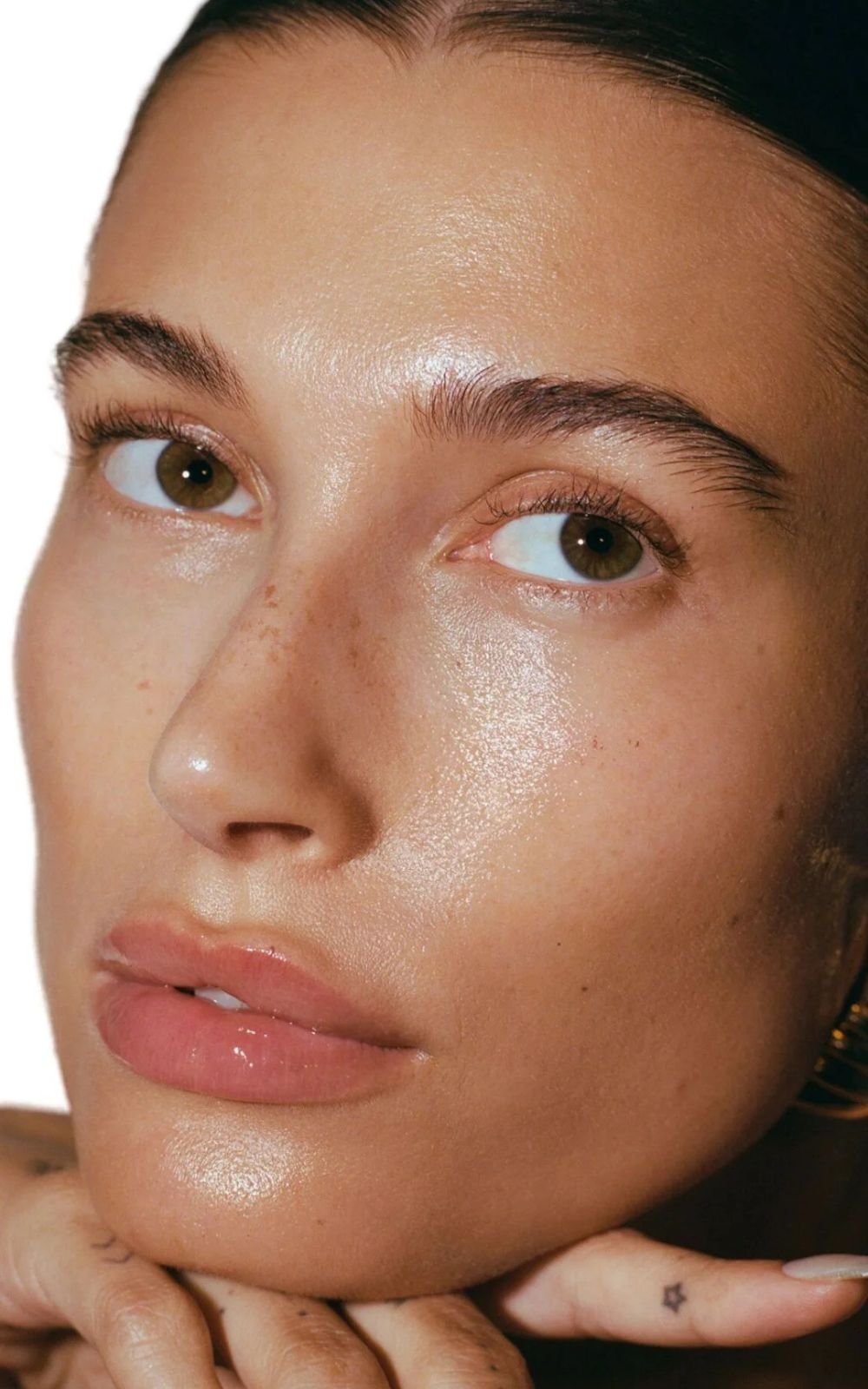 Hailey Bieber com pele luminosa e suave, representando o conceito de glass skin.