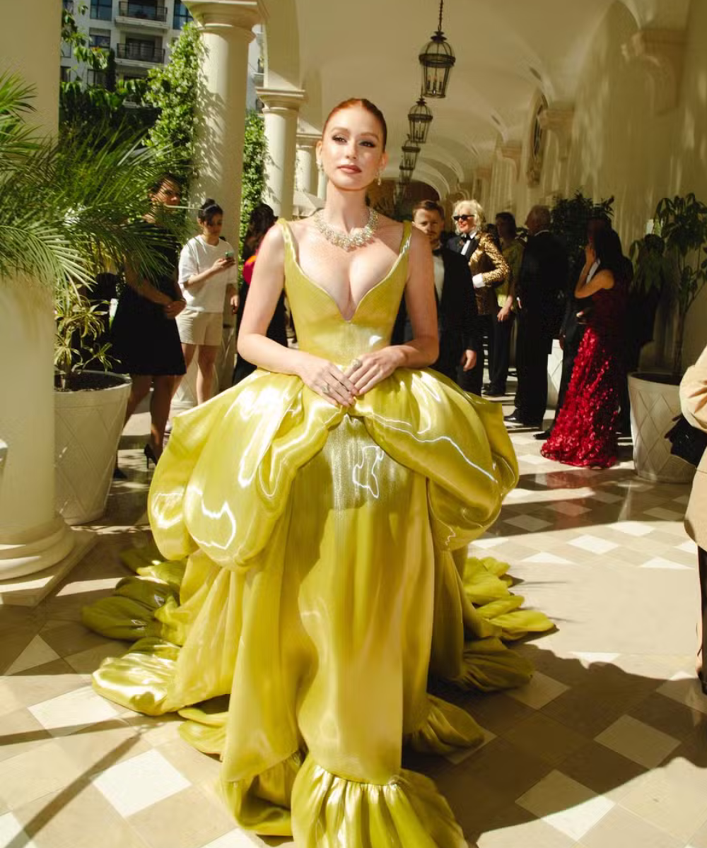 Marina Ruy Barbosa em um elegante vestido amarelo Miss Sohee em evento ao ar livre, cercada por outras pessoas.