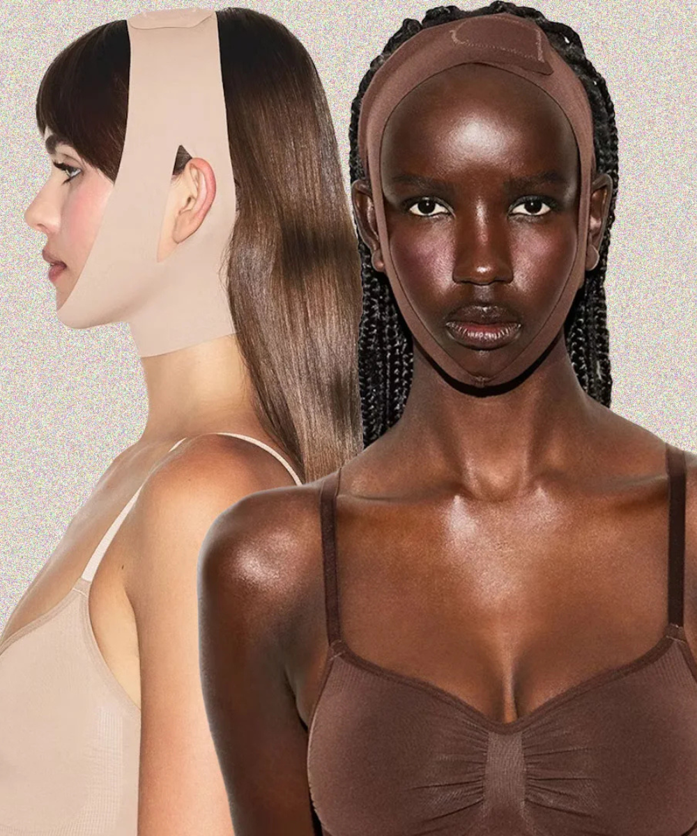 Duas pessoas usando faixas de skincare na cabeça, destacando cuidados faciais, em fundo claro.