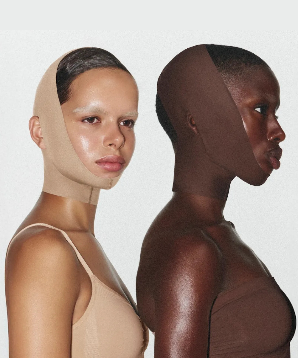 Dois modelos usam faixas de cor de pele aderentes à cabeça e pescoço, destacando texturas e tons. Skincare.