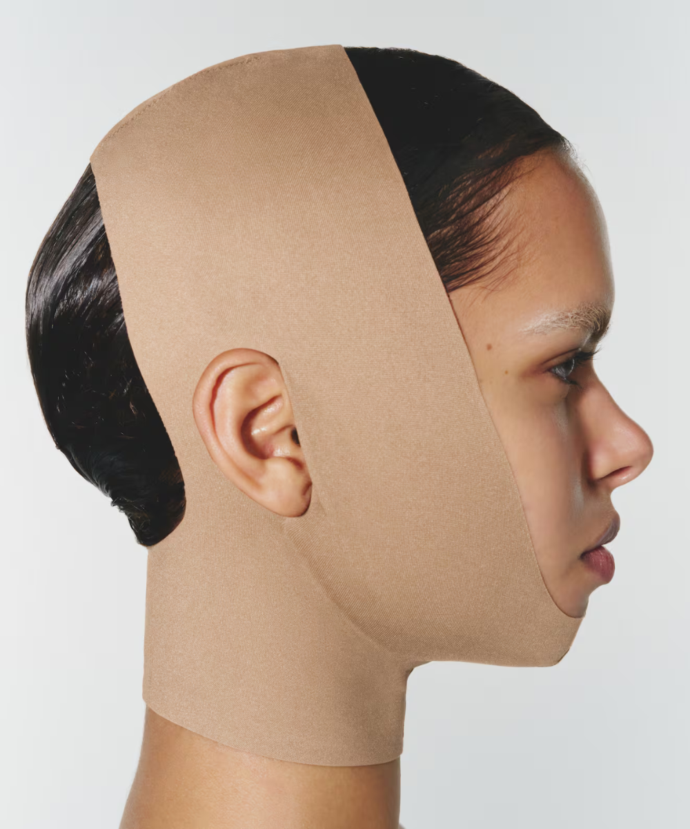 Pessoa usa faixa elástica no rosto, possivelmente para cuidados com a pele (skincare).