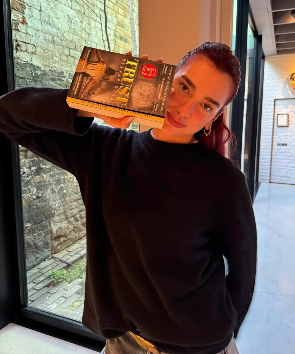 Pessoa segurando o livro