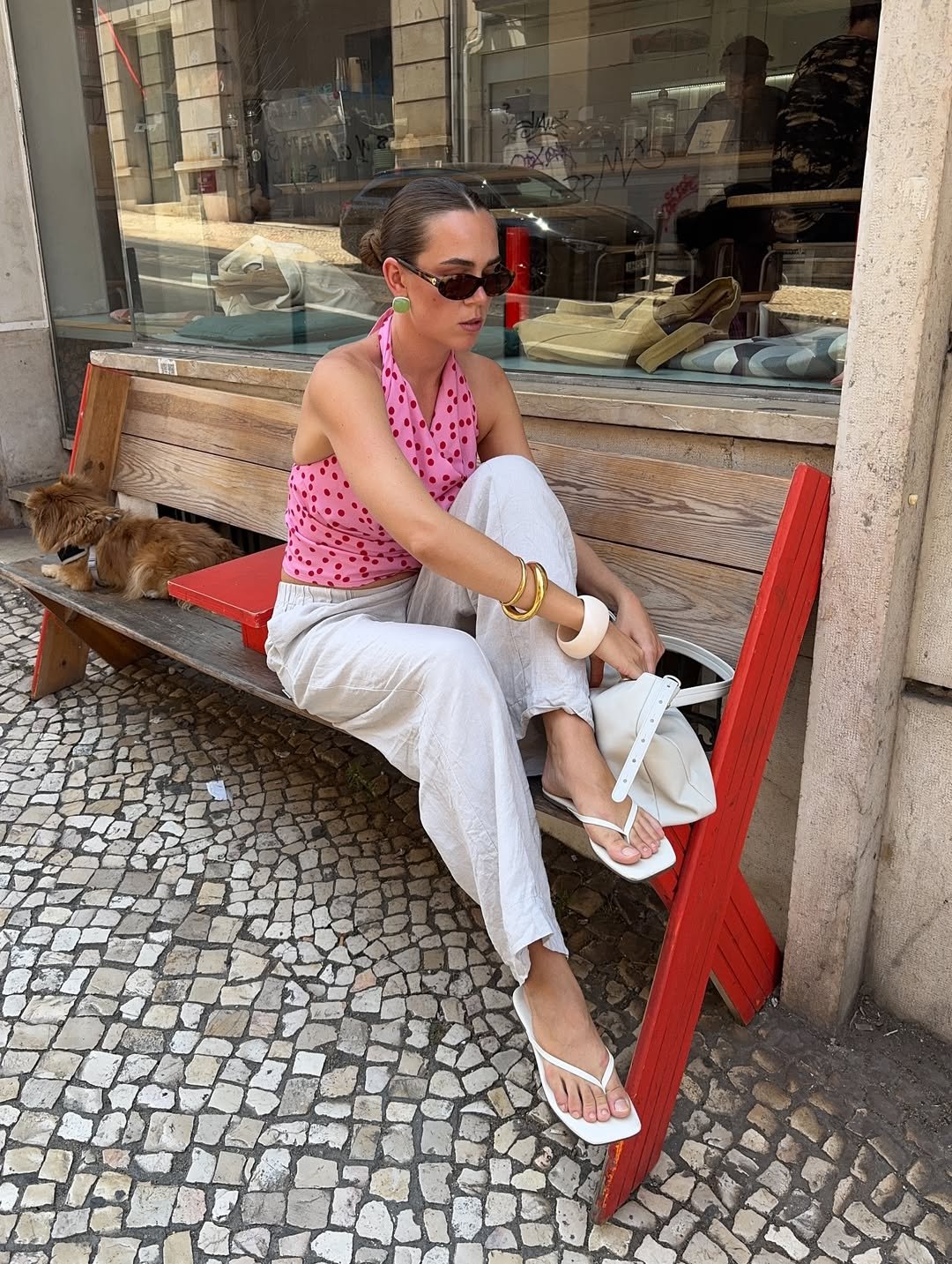 Seating casual com top rosa de bolinhas e calça branca, ideal para looks de calor estilosos.