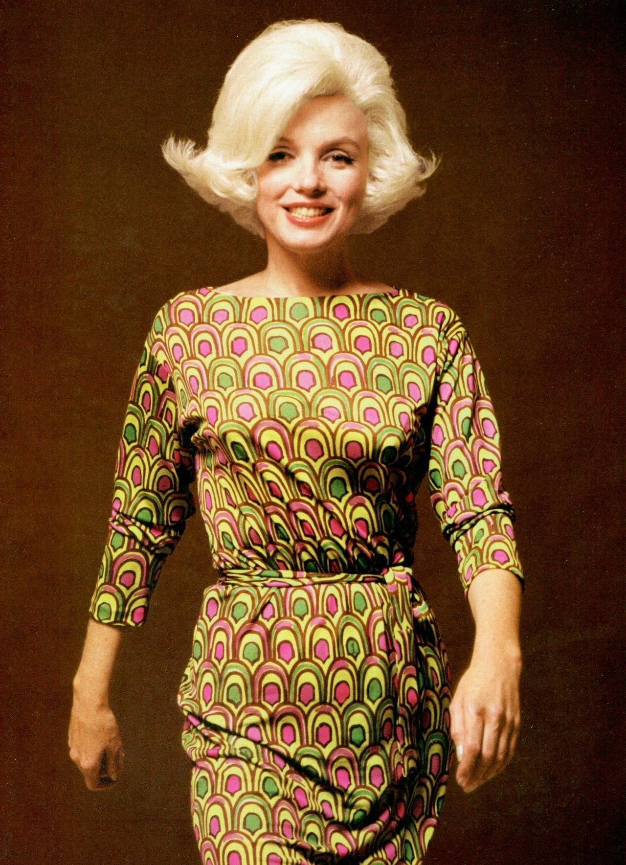 Mulher loira com vestido estampado colorido, estilo Pucci girl summer.