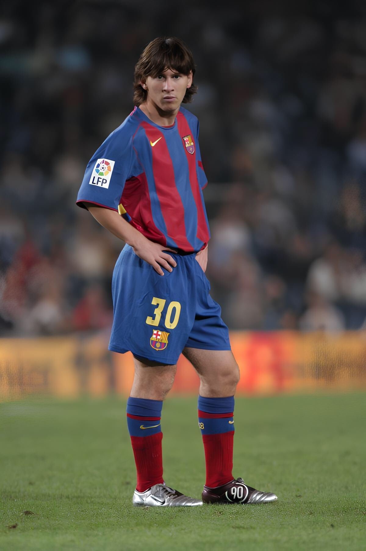 Jogador de futebol em campo vestindo uniforme do Barcelona, número 30, concentrado. Na chuteira, o número 90 aparece destacado.