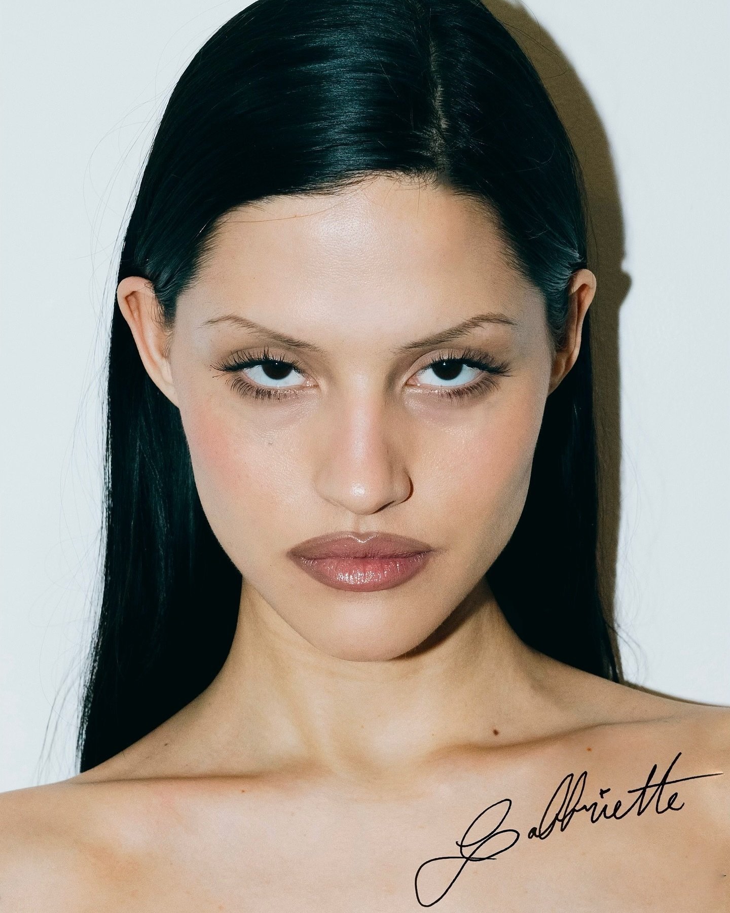 Mulher com cabelo liso e maquiagem suave. Representando a estética da messy beauty.