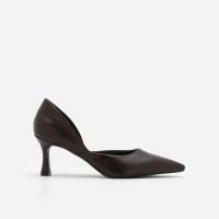 Sapato Scarpin com Recorte Lateral e Salto Flare Marrom