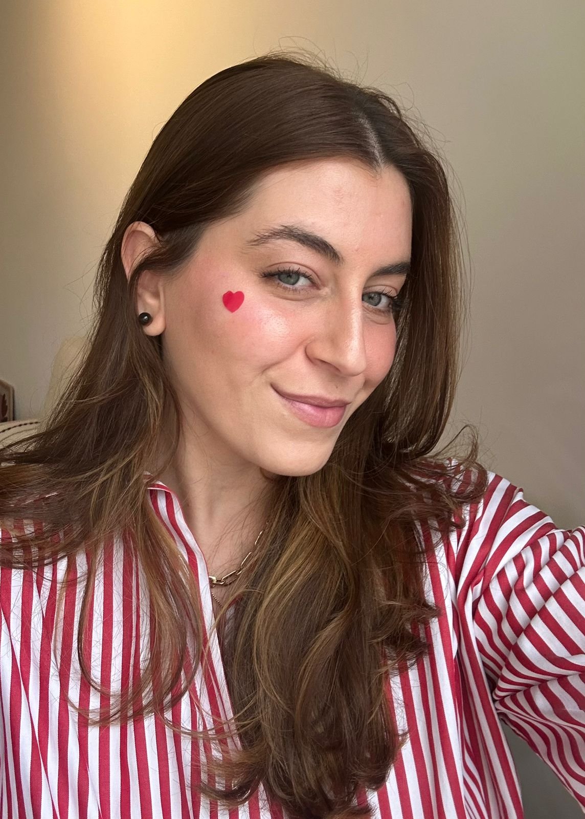 sofia usando adesivo para espinha da collab steal the look e people colour