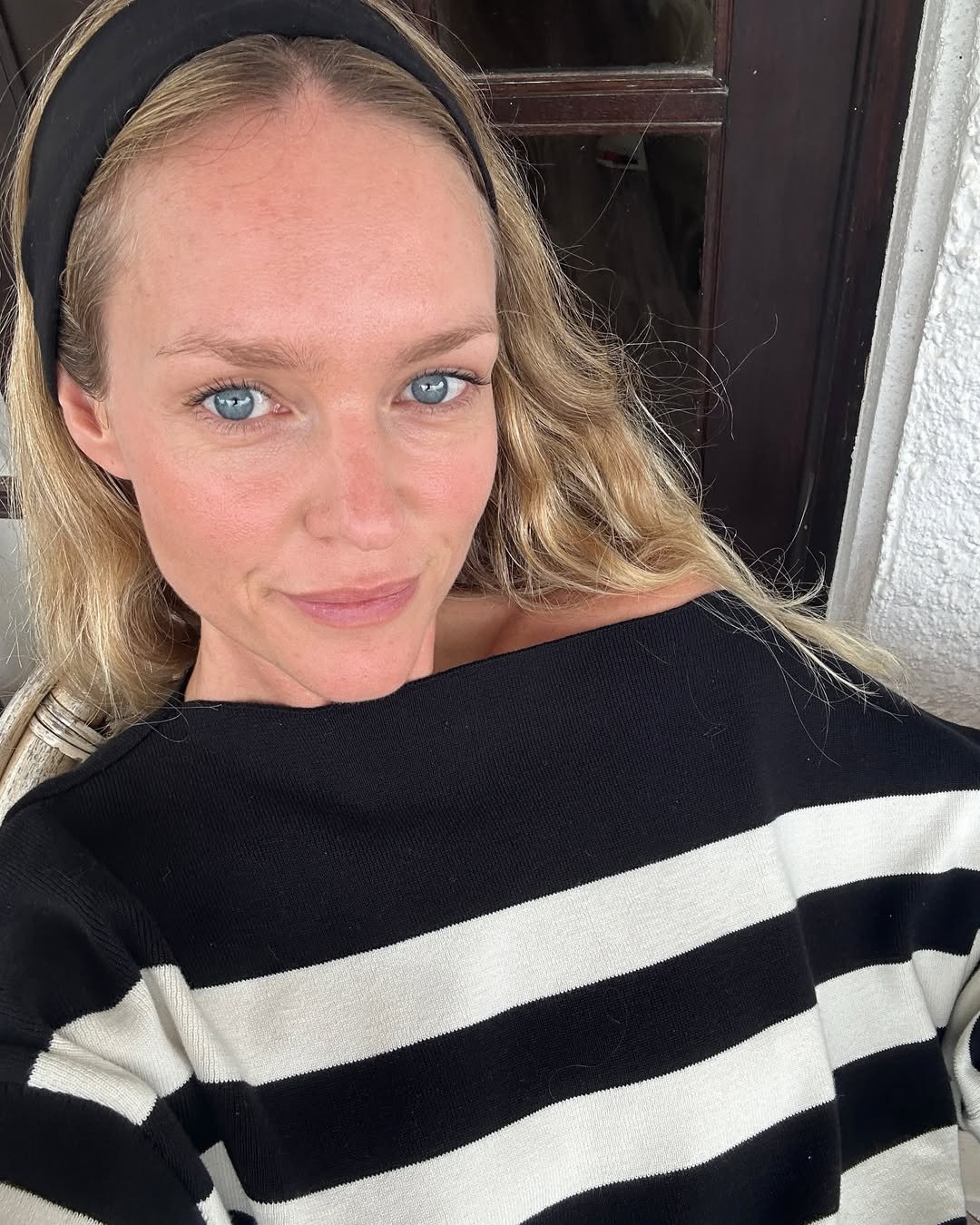 influenciadora loira com aproximadamente 35 anos, pele limpa sem rugas por estresse