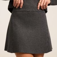 Saia Evasê Curta Canelada em Tricô com Elástico no Cós Cinza
