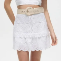 saia curta de laise com renda floral patbo off white