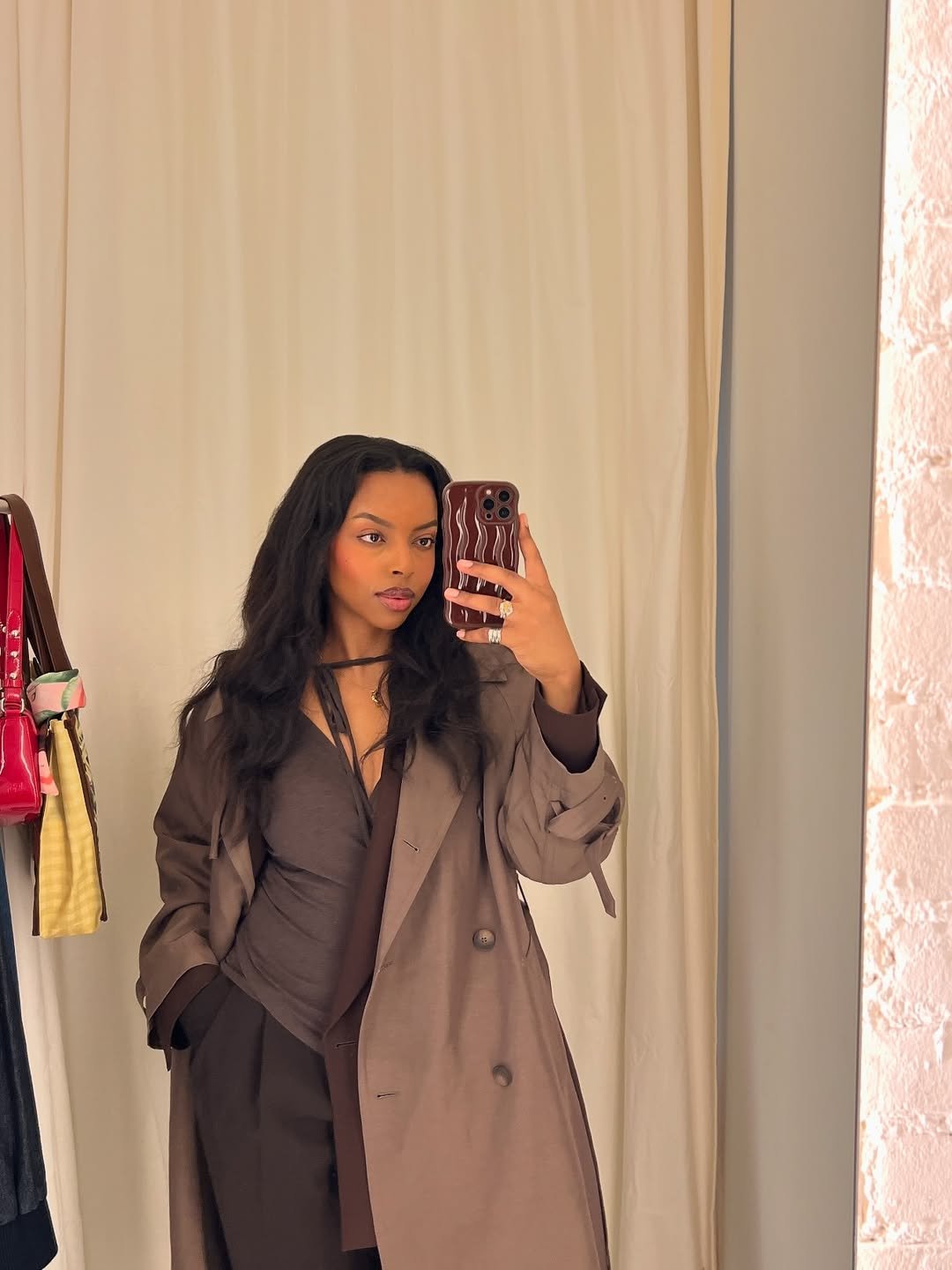 Mulher vestida elegantemente em frente ao espelho, pronta para entrevista de emprego.