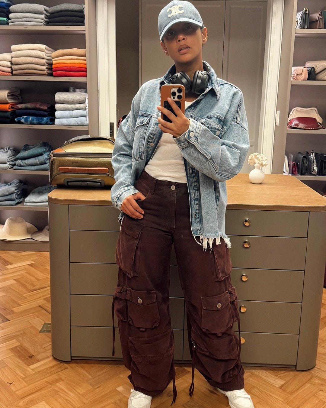 Taís Araújo vestindo jaqueta jeans e calça cargo, em closet.