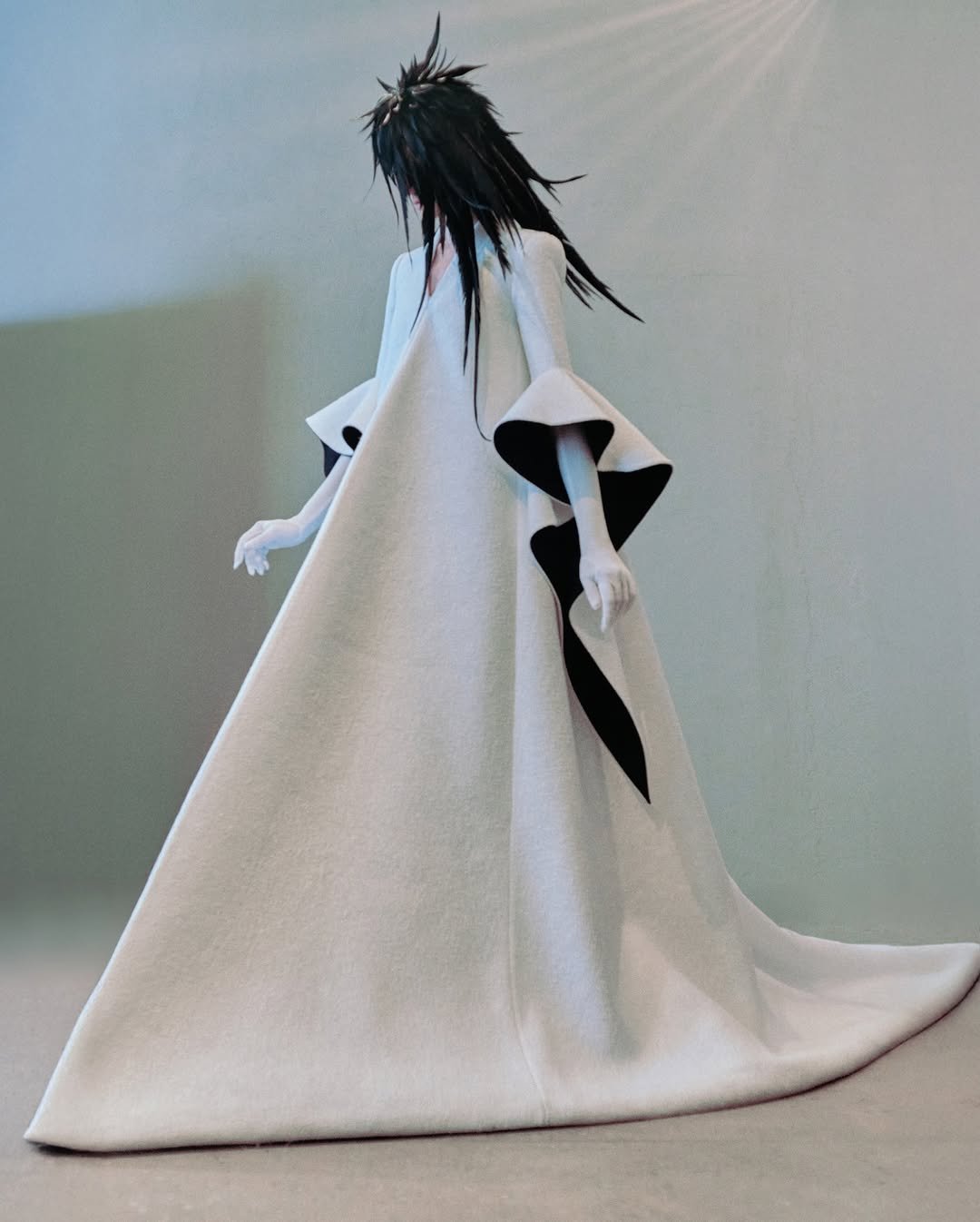 Vestido geométrico em tons de preto e branco, lembrando um design de moda moderna, inspirado em Schiaparelli.