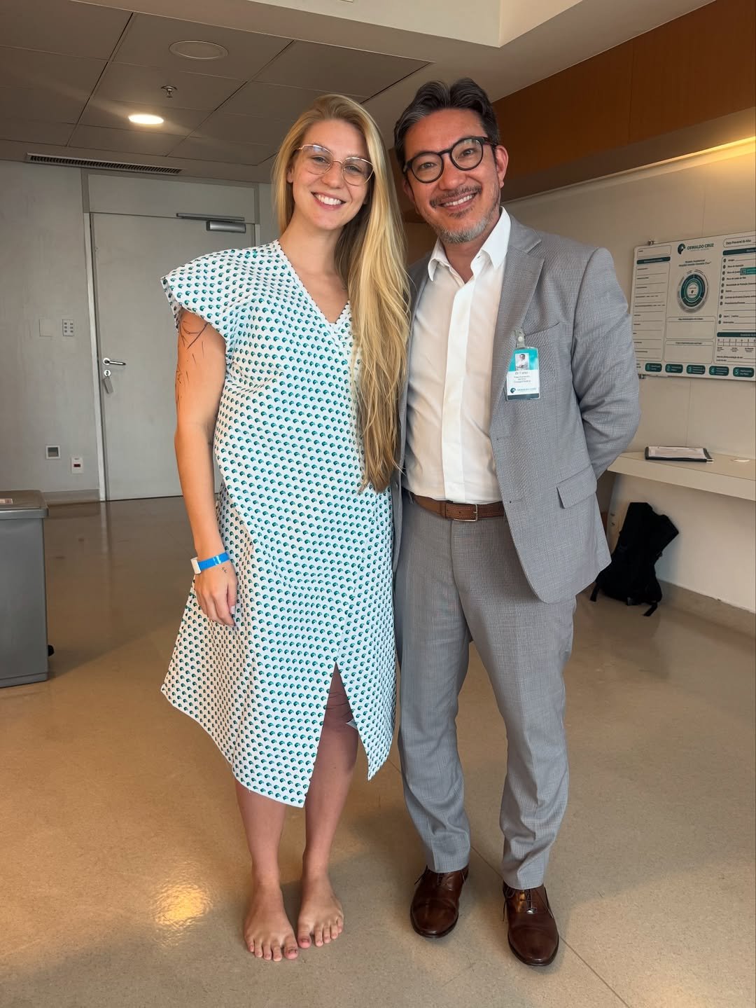 Duas pessoas sorrindo em um consultório, dando destaque ao tratamento de condições médicas como lipedema.
