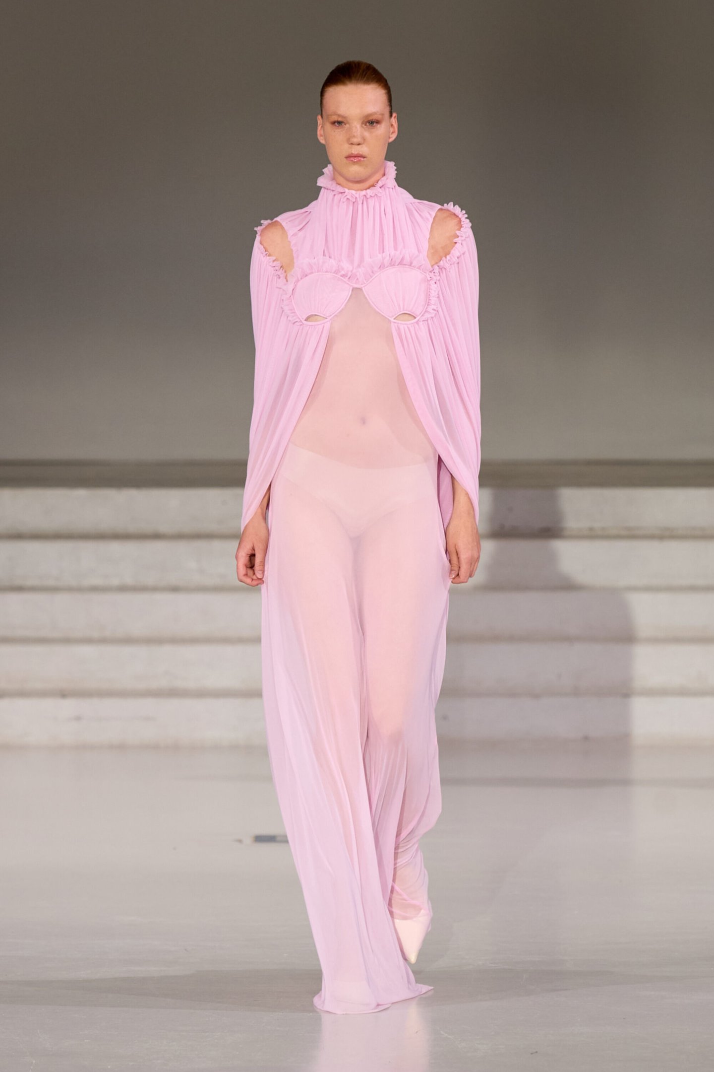Modelo desfilando em roupa rosa translúcida na Copenhagen Fashion Week Spring 2026.