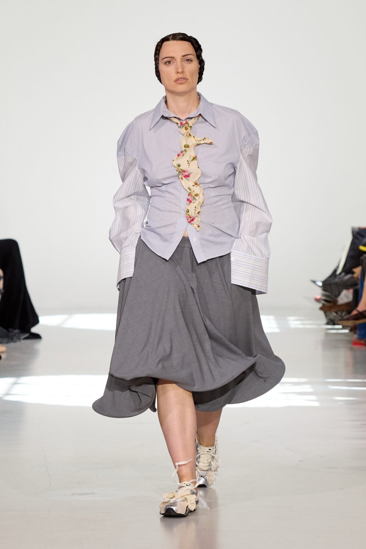 Modelo desfilando com camisa listrada e saia cinza na Copenhagen Fashion Week Spring 2026.