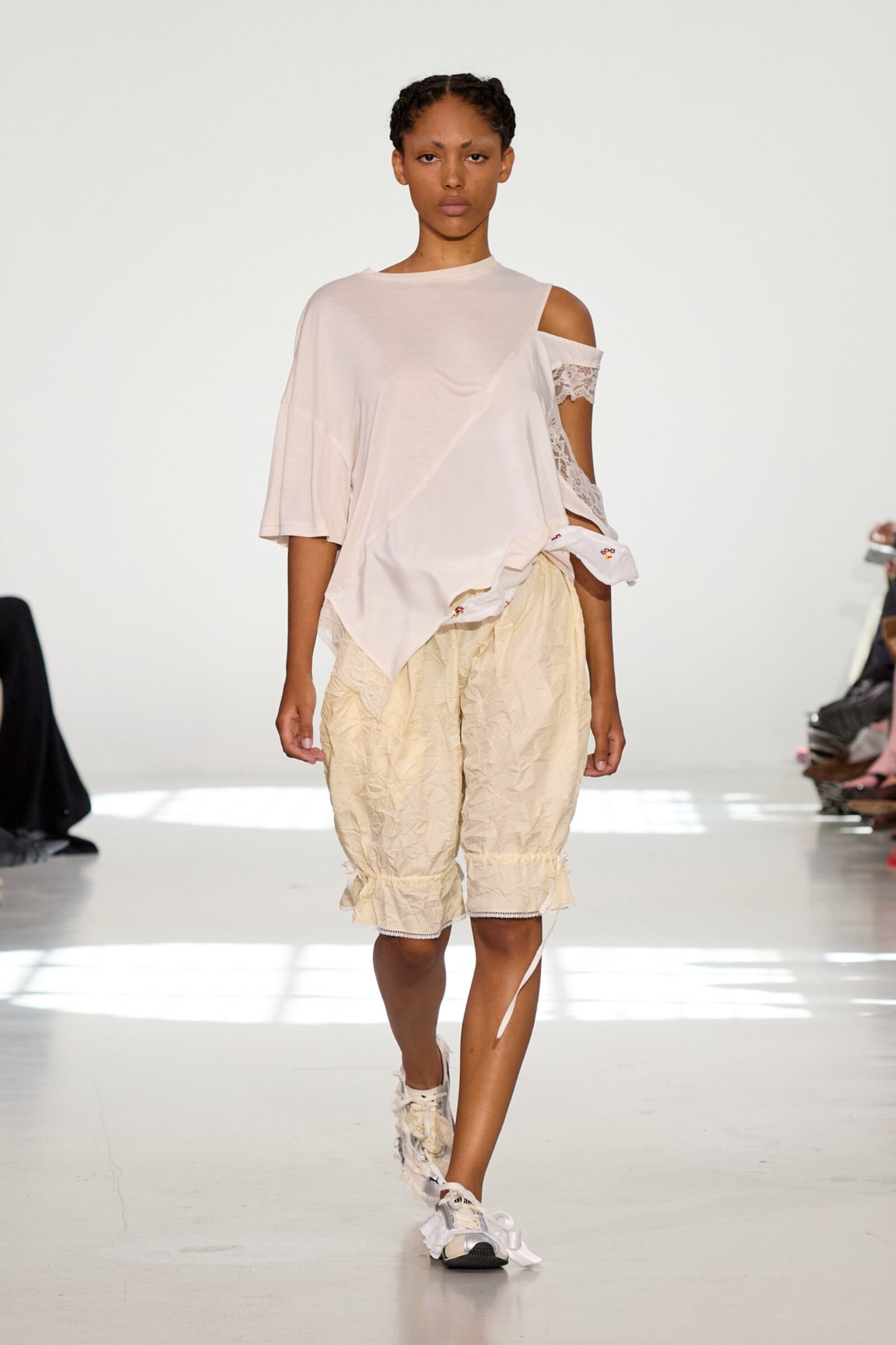 Desfile de moda apresenta modelo em look casual com blusa assimétrica e bermuda. Copenhagen Fashion Week Spring 2026.