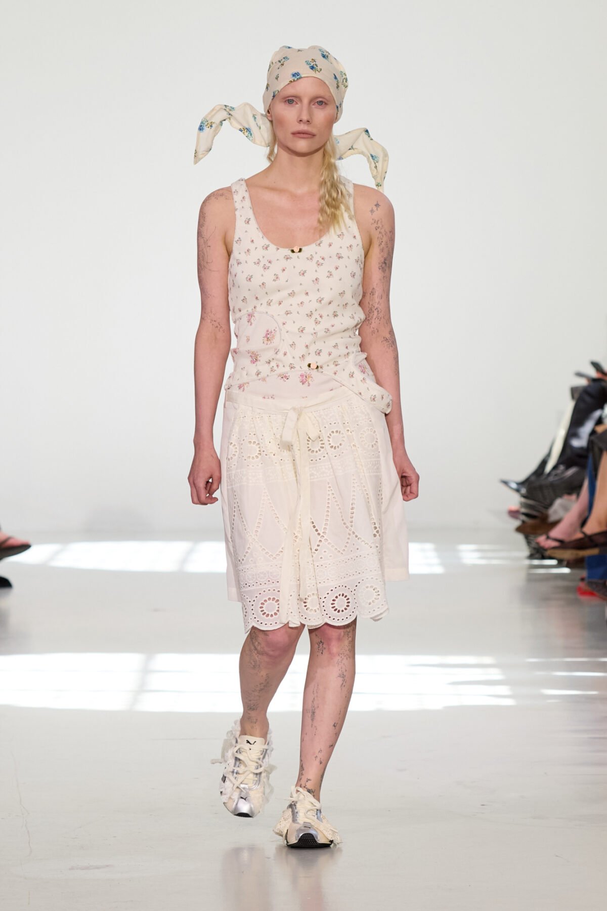 Modelo desfila com blusa floral e saia rendada branca na Copenhagen Fashion Week Spring 2026.