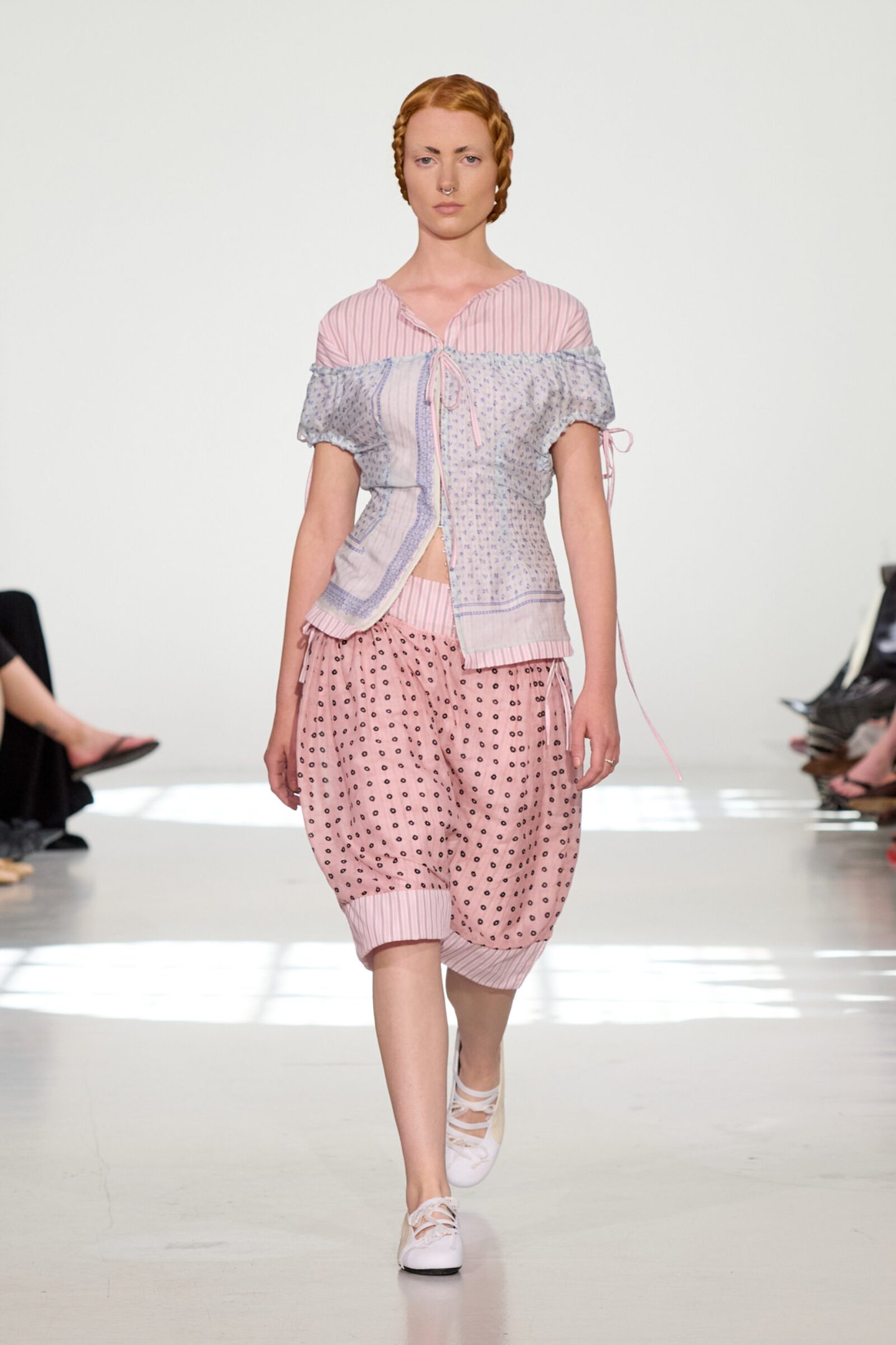Modelo desfilando com conjunto pastel listrado e estampado na Copenhagen Fashion Week Spring 2026.