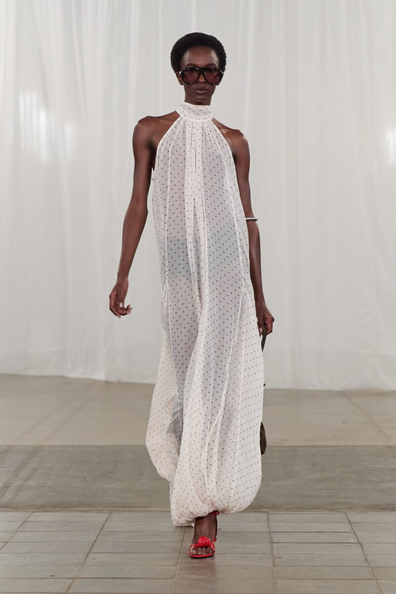 Modelo desfila vestido branco com estampa discreta na Copenhagen Fashion Week Spring 2026.