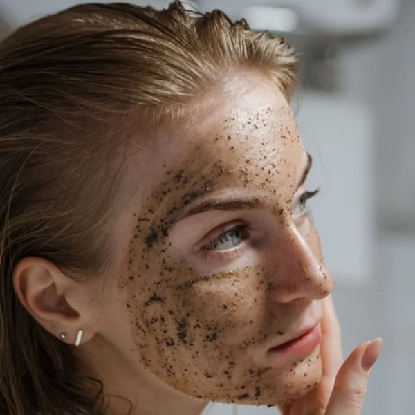 Como esfoliar o rosto corretamente: passo a passo e dicas