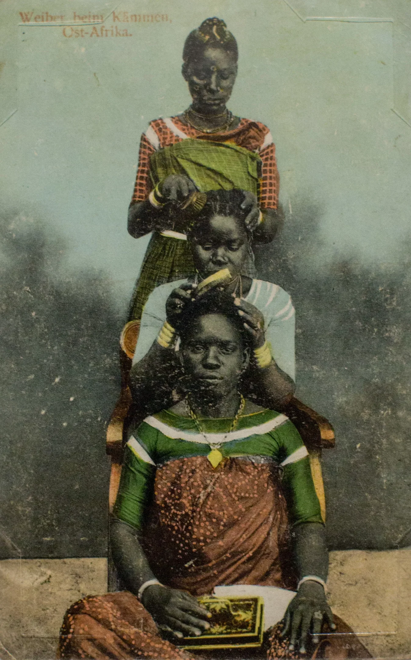 Mulheres em processo de penteado tradicional, capturando cultura típica de salões afro em África Oriental.