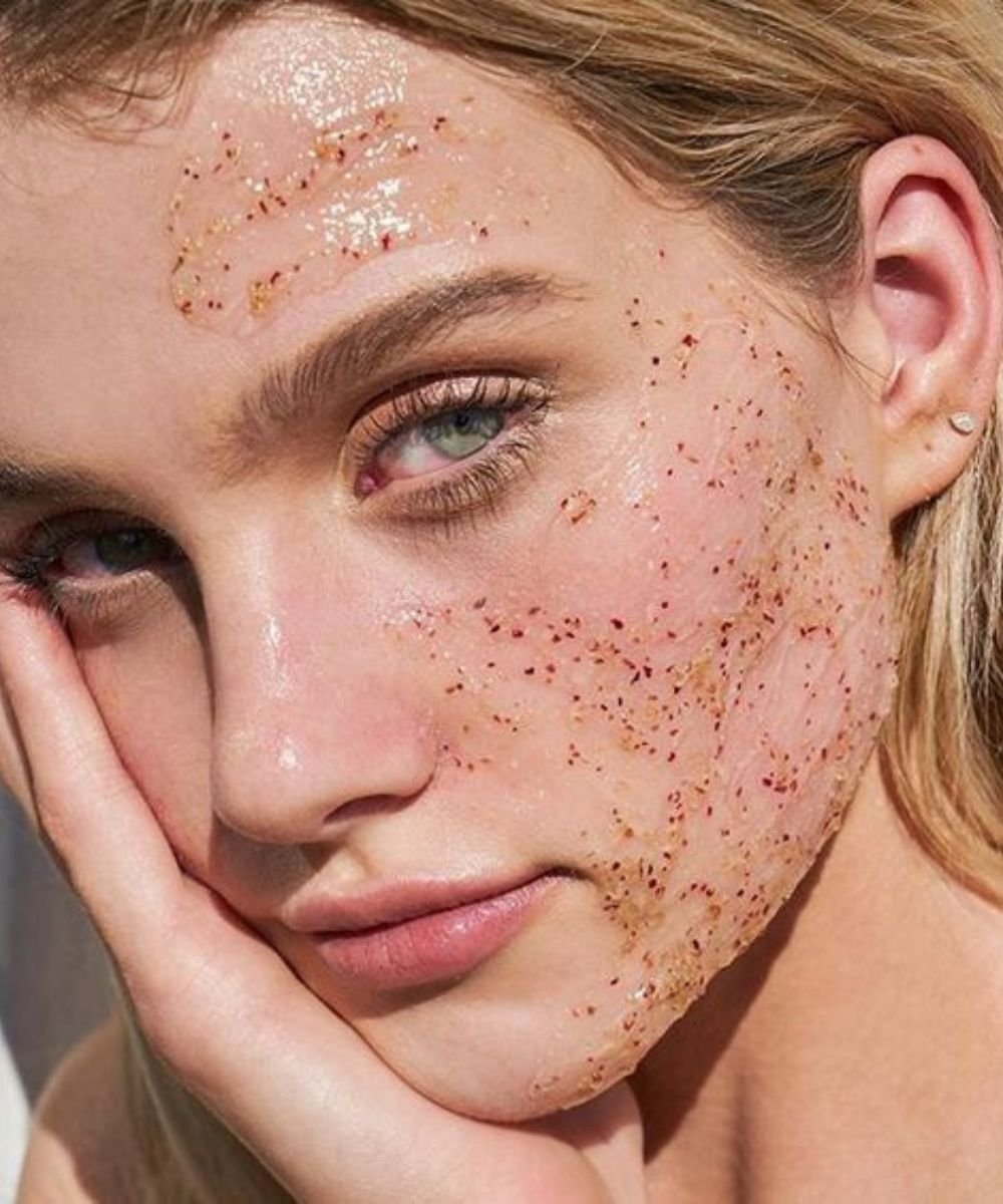 Mulher fazendo rotina de skincare para pele oleosa e um tratamento caseiro de esfoliação está aplicado em seu rosto