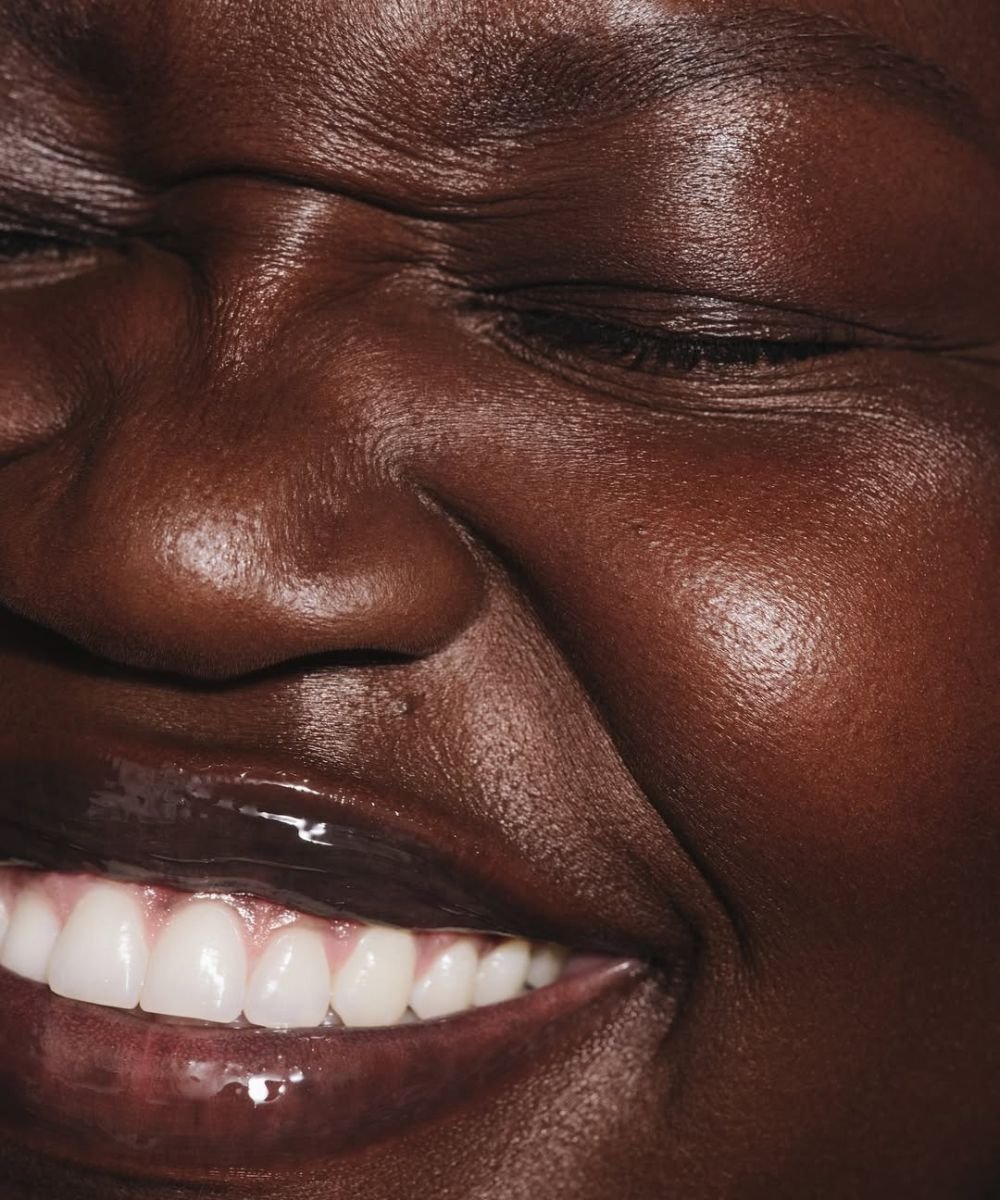 Rosto sorridente com pele brilhante, depois de tratamentos caseiros para pele oleosa