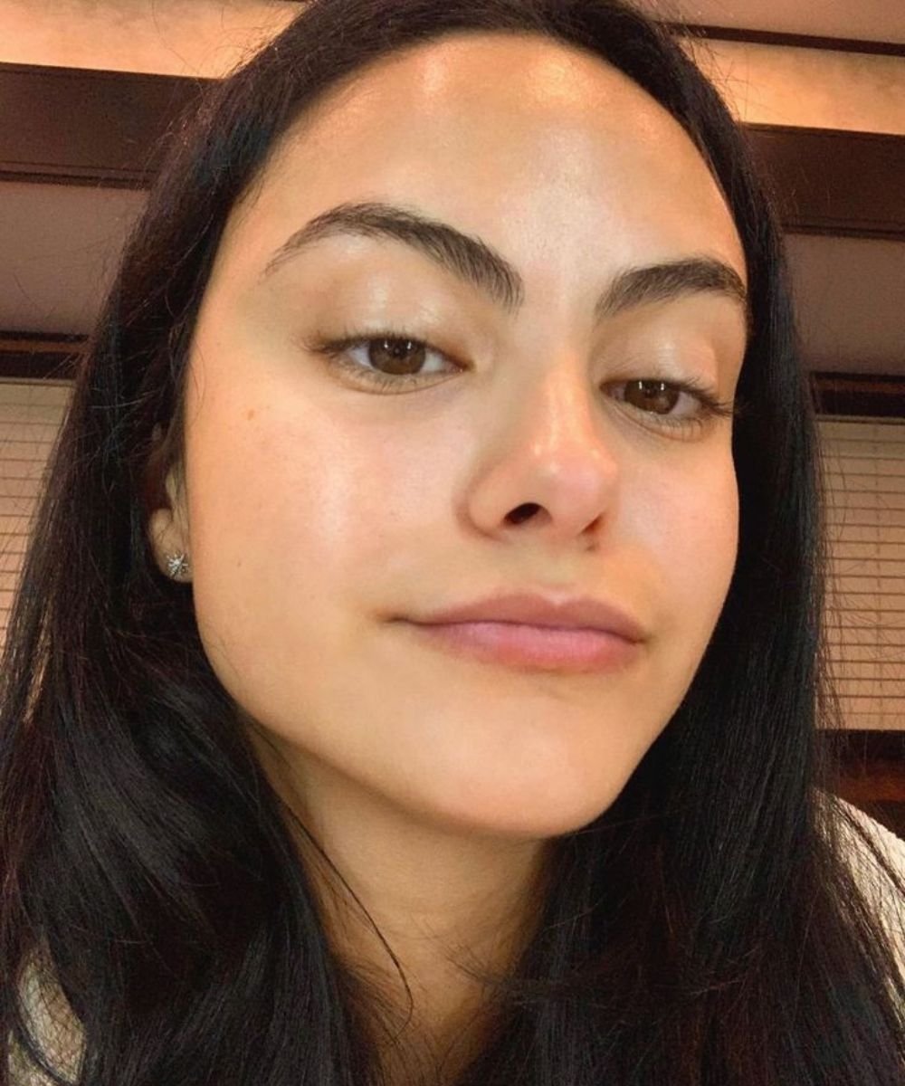 Mulher de pele brilhante e saudável depois de tratamentos caseiros para pele oleosa