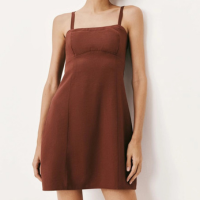 vestido curto texturizado acinturado - marrom