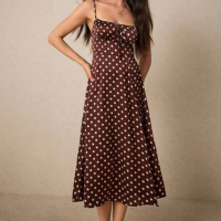 vestido de bolinhas marrom