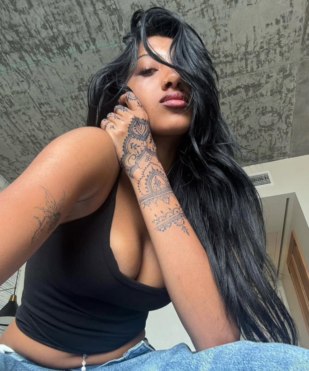 Mulher de cabelos longos brilhosos depois de usar o melhor creme para cabelo ondulado