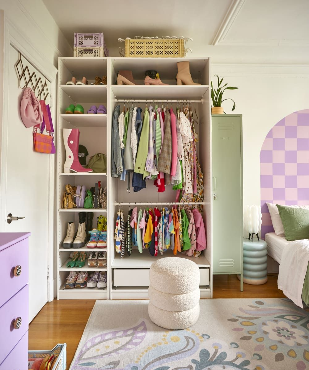 Armário organizado com roupas coloridas e sapatos. Usar aplicativos ajuda a manter a organização eficiente.