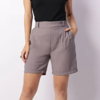 Bermuda Feminina Reta Viscose Com Pregas Bolsos Cinza