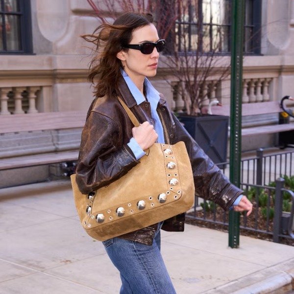 A bolsa de stud é o acessório boho chic favorito do ano