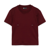 Camiseta com detalhe de piercing