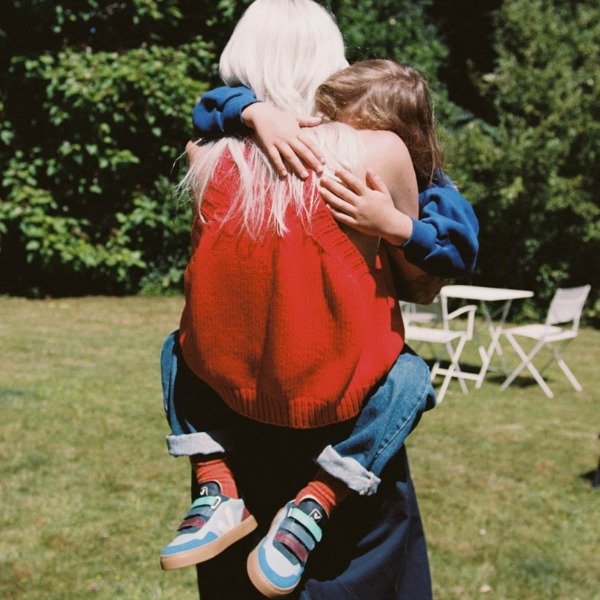 VEJA e Milk lançam linha infantil com tênis lúdicos e sustentáveis