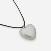 Colar Curto com Cordão Encerado e Pingente de Coração Escovado PretoPrata