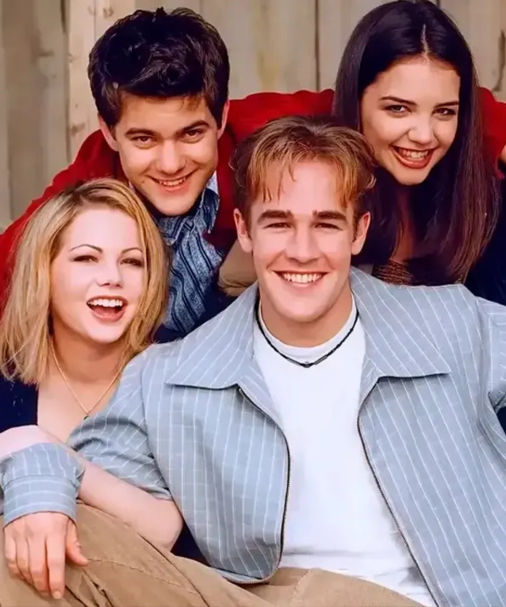 Quatro jovens sorrindo juntos, lembrando de um verão inesquecível.