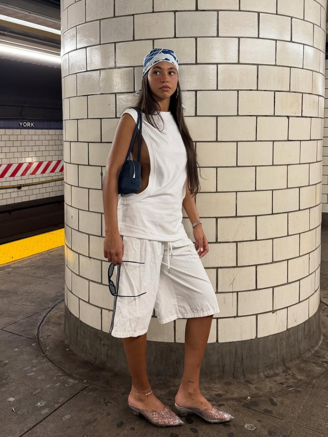 Mulher usando look com lenço na cabeça e bermuda em estação de metrô. Ensinando como usar lenço na cabeça!