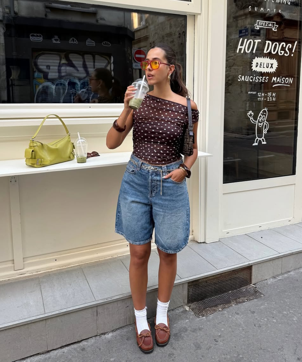 Camiseta de poá marrom combinada com bermuda jeans e mocassins, ideal para um look de primavera.