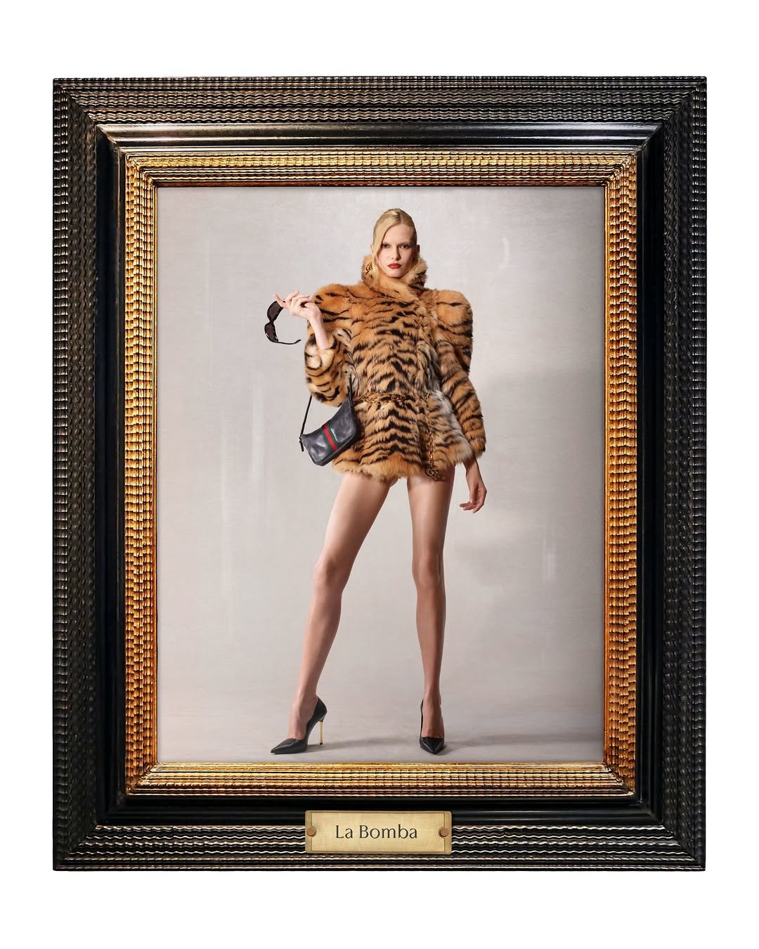 Modelo em casaco de pele com bolsa na mão, emoldurada. O design evoca luxo e estilo. Gucci de Demna
