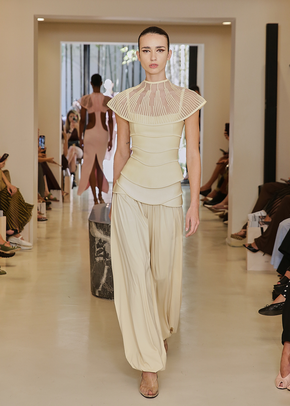 Desfile Lolitta. Calça Aladim off white.