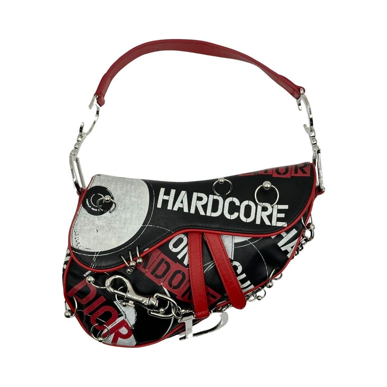 Bolsa de ombro preta com detalhes gráficos prateados e vermelhos, decoração estilo moda dos piercings.