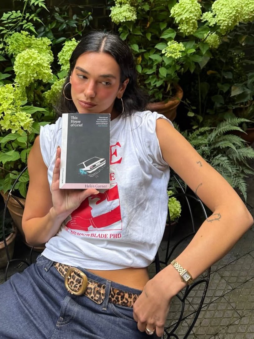 Dua Lipa com graphic tee
