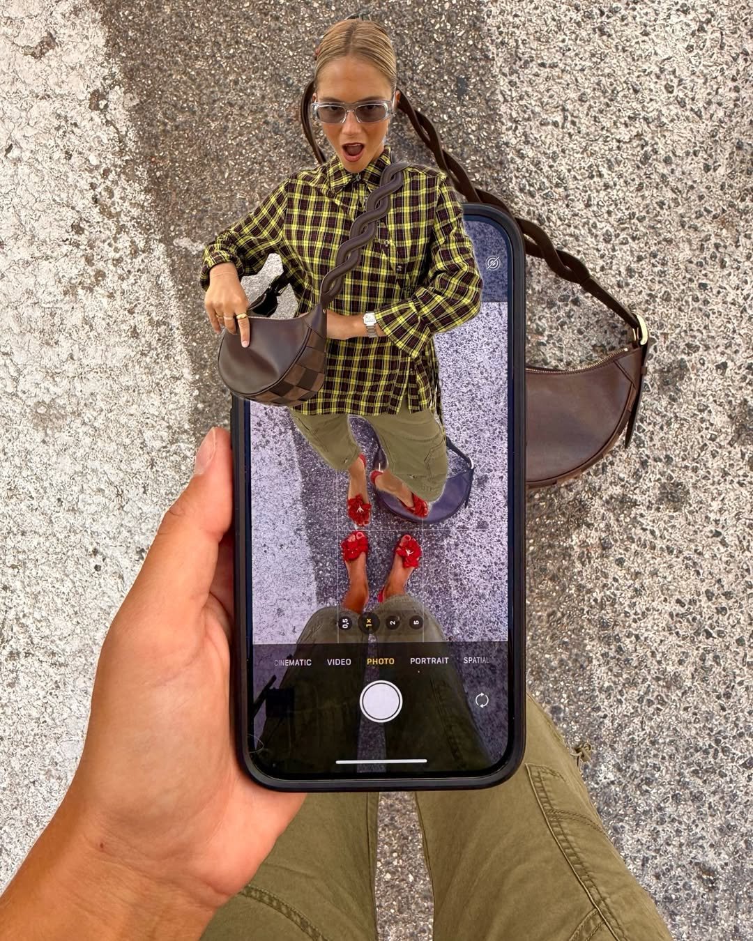 e-commerce de moda, influenciadora posando em uma tela de celular