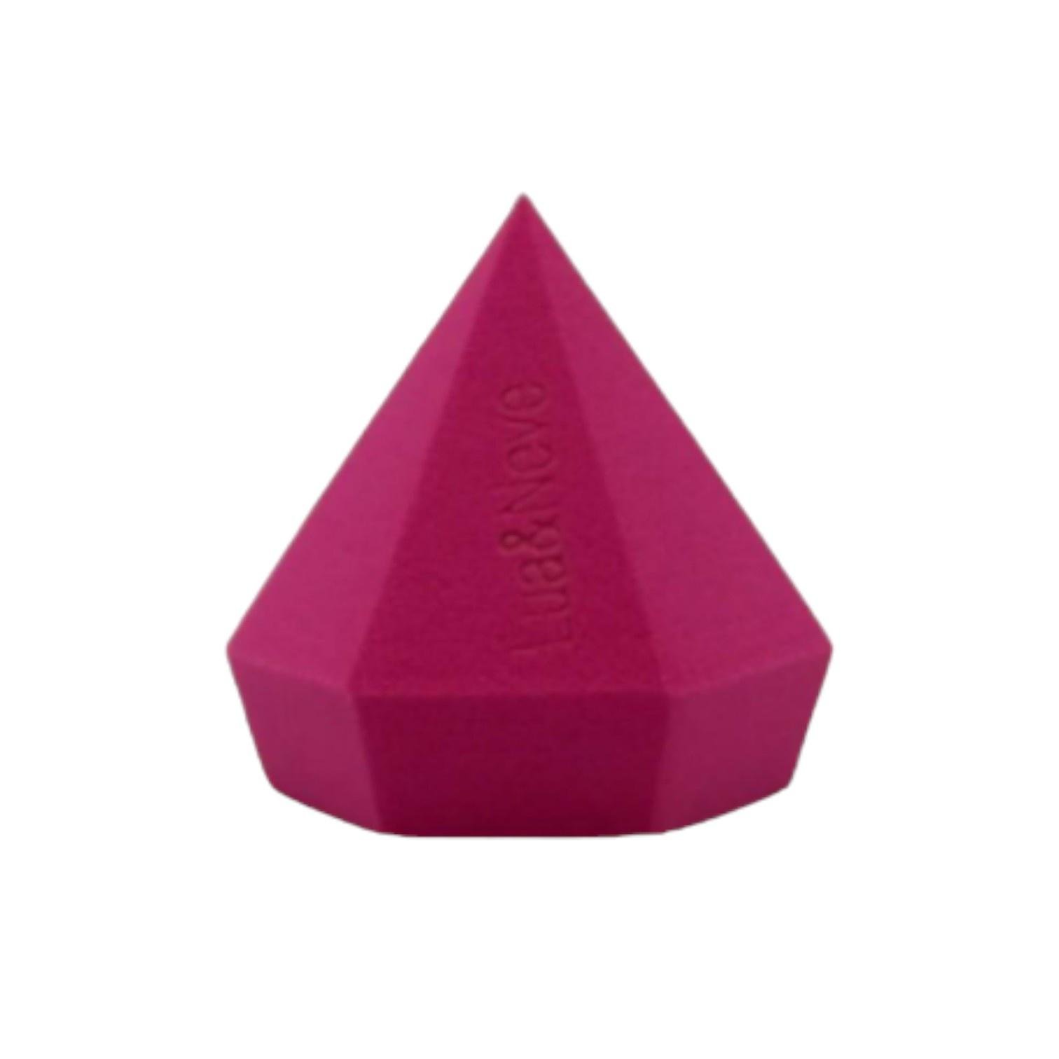 Esponja de maquiagem rosa em formato de pirâmide com base achatada.