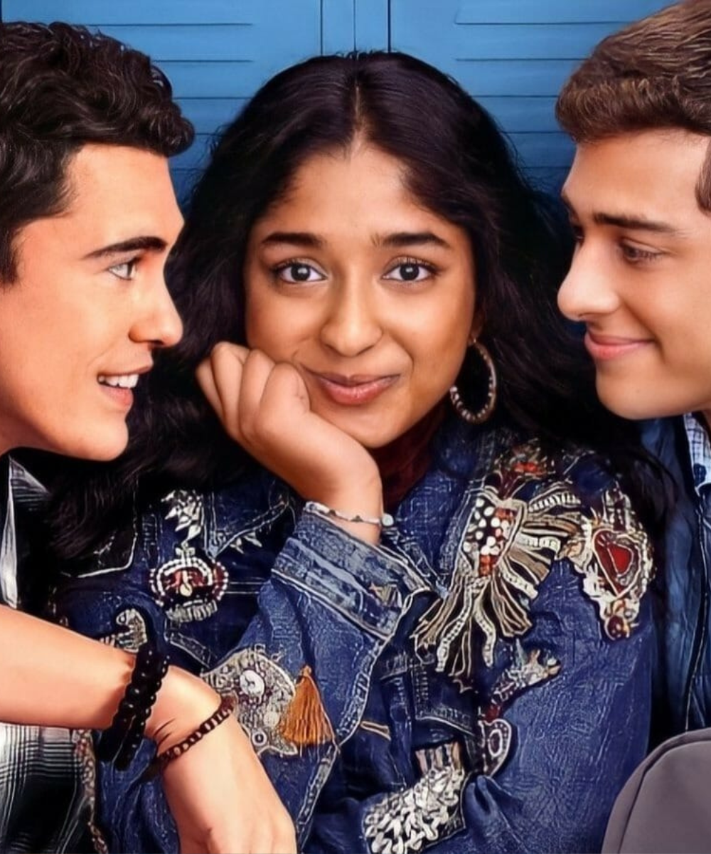 Três jovens sorridentes, centralizados, sugerindo amizade e conexão.