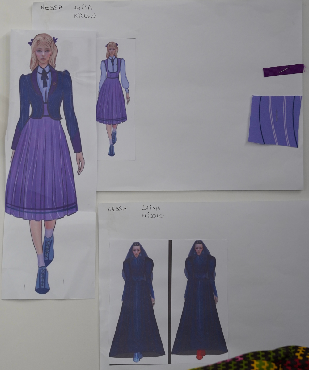 Esboços de figurinos em roxo e azul com anotações e amostras de tecido. Figurino de Wicked Brasil